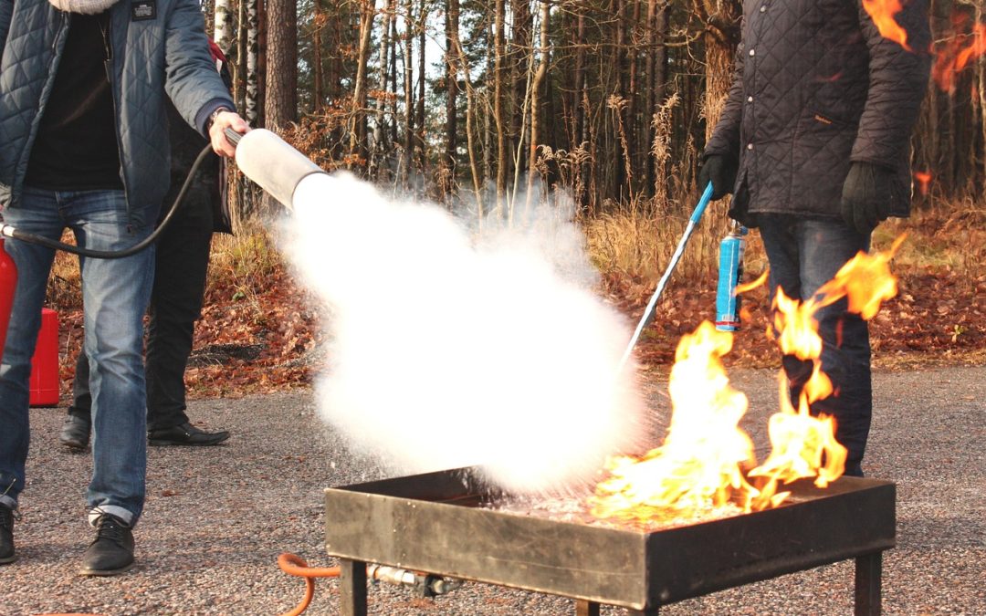 Dinas Damkar Kotabaru Bersihkan Tumpahan Oli di Lapangan
