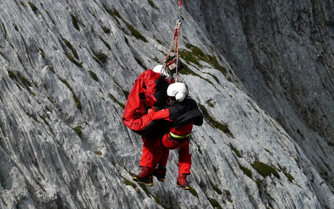 Dinas Damkar Kotabaru Evakuasi Longsor di Kantor Camat