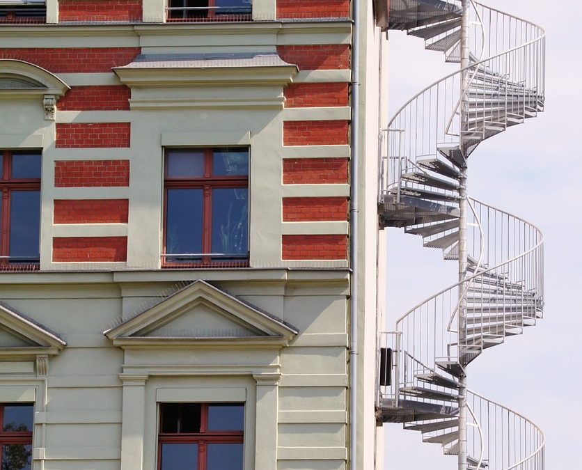 Dinas Damkar Kotabaru Bersihkan Material Longsor di Lapangan